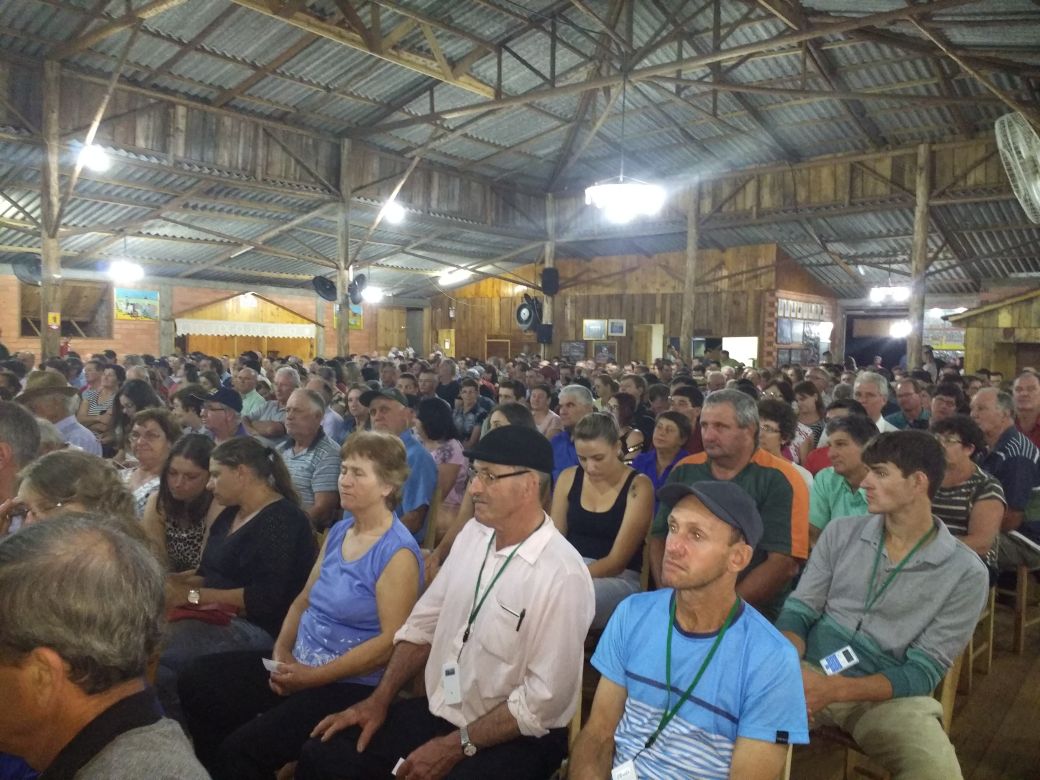 Ir para  <p>Na noite desta quarta-feira (28/02), o Sicredi, ag&ecirc;ncia de Viadutos, realizou a Assembleia Geral anual, referente ao exerc&iacute;cio 2017. O evento ocorreu no CTG Fogo de Ch&atilde;o e reuniu mais de 600 associados da...